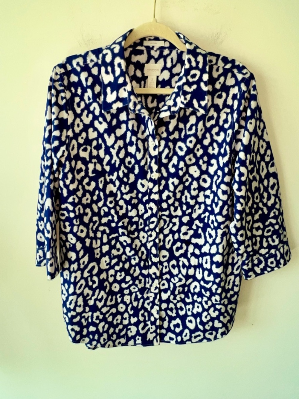 Chico's blue and white animal print button-down no iron blouse 3/4 sleeves 3(XL)